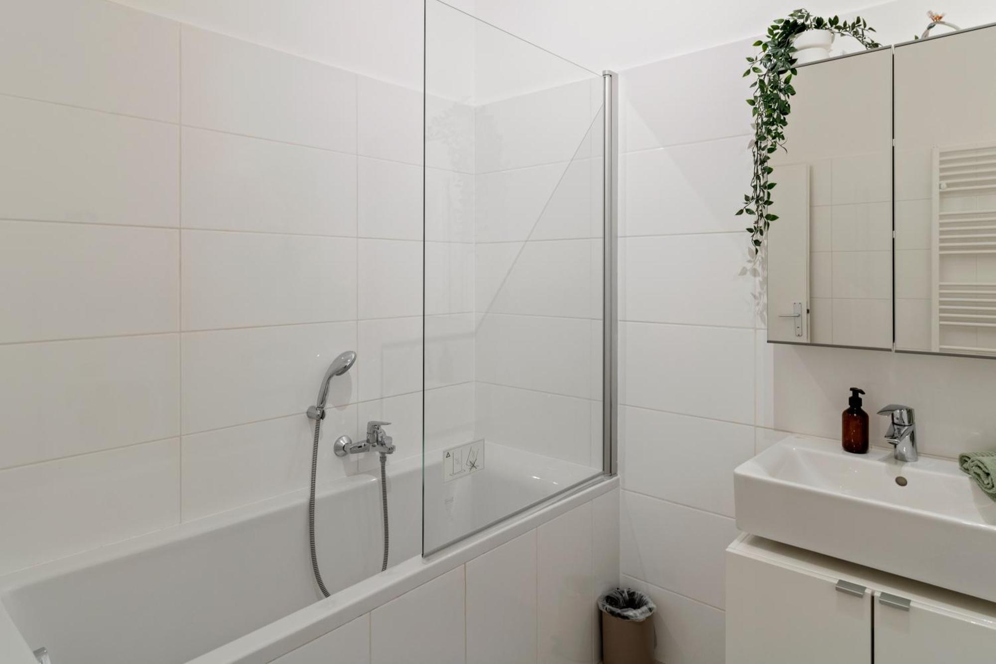 Three Bedrooms - 69 M² - 4 Min To U4 Metro Station * Wien