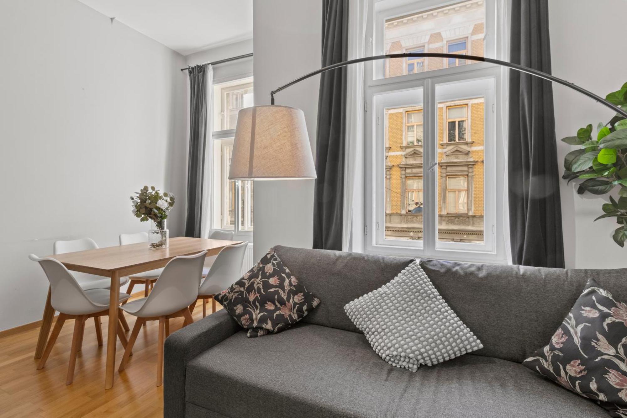 Three Bedrooms - 69 M² - 4 Min To U4 Metro Station * Wien