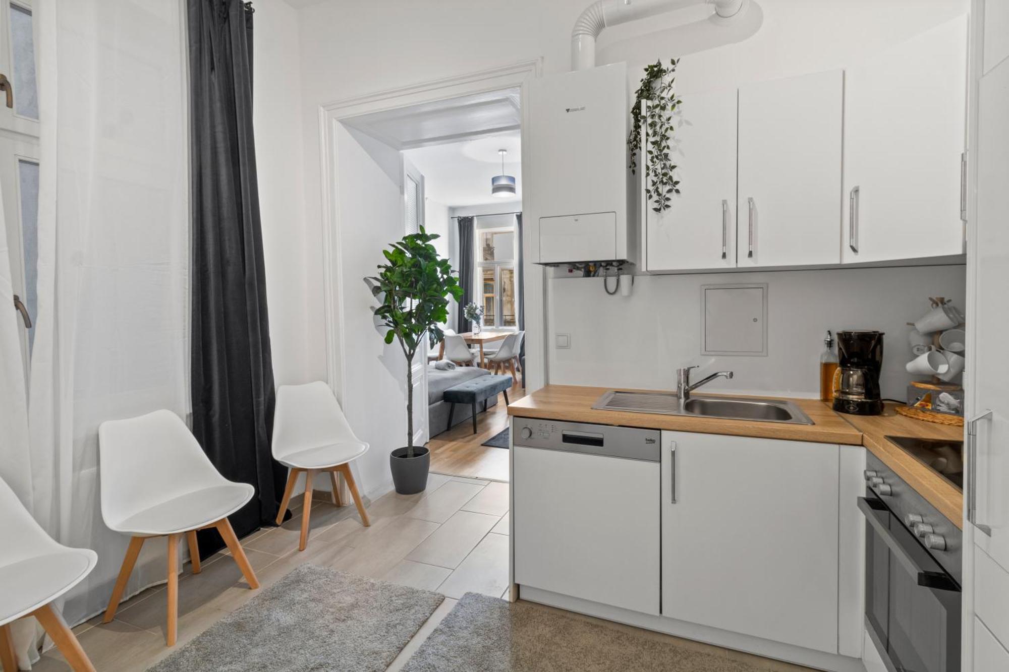 Three Bedrooms - 69 M² - 4 Min To U4 Metro Station Wien